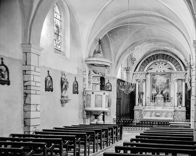 Intérieur : nef et choeur. © Yves Sancey / Région Bourgogne-Franche-Comté, Inventaire du patrimoine - 1976