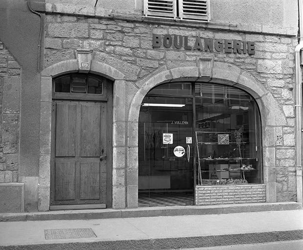 Maison (AE 36) 89 rue Pierre-Vernier : détail des baies du rez-de-chaussée. © Yves Sancey / Région Bourgogne-Franche-Comté, Inventaire du patrimoine - 1977