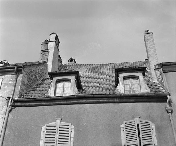 Maison (AE 74) 45 rue Pierre-Vernier : détail des baies de l'étage de comble. © Yves Sancey / Région Bourgogne-Franche-Comté, Inventaire du patrimoine - 1977