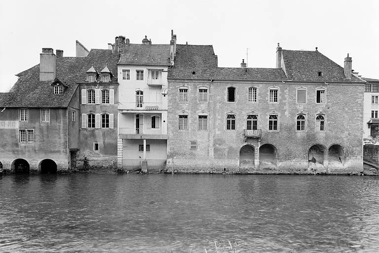 Façades postérieures des édifices situés rue de la Froidière, vue générale. © Yves Sancey / Région Bourgogne-Franche-Comté, Inventaire du patrimoine - 1977