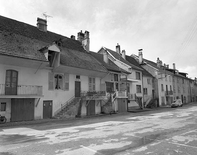 Vue d'ensemble des maisons, côté impair, de la place Gustave-Courbet. © Yves Sancey / Région Bourgogne-Franche-Comté, Inventaire du patrimoine - 1977