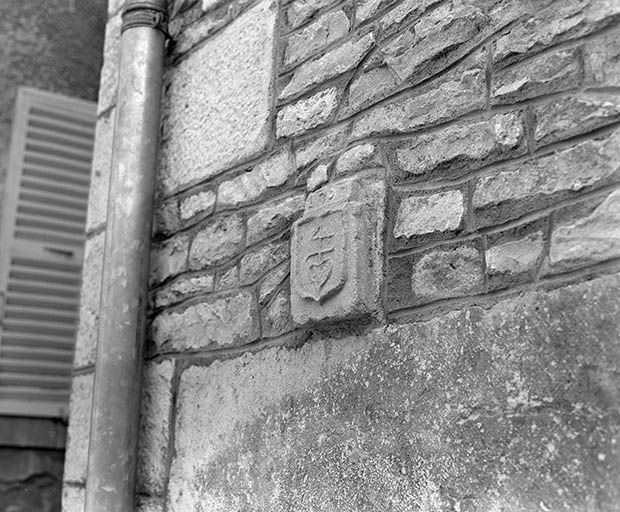 Façade antérieure, détail : écusson. © Yves Sancey / Région Bourgogne-Franche-Comté, Inventaire du patrimoine - 1977 Façade antérieure, détail : écusson. © Yves Sancey / Région Bourgogne-Franche-Comté, Inventaire du patrimoine - 1977
