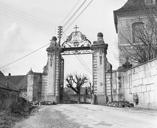 Portail principal ouvert. © Yves Sancey / Région Bourgogne-Franche-Comté, Inventaire du patrimoine - 1977