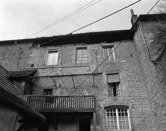Maison 20 rue Saint-Laurent : élévation sur cour : 2e et 3e niveaux. © Yves Sancey / Région Bourgogne-Franche-Comté, Inventaire du patrimoine - 1977
