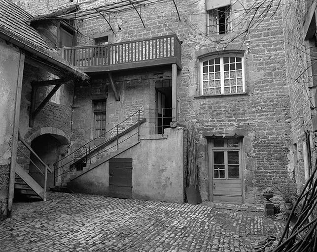 Maison 20 rue Saint-Laurent : élévation sur cour : rez-de-chaussée et 1er niveau. © Yves Sancey / Région Bourgogne-Franche-Comté, Inventaire du patrimoine - 1977