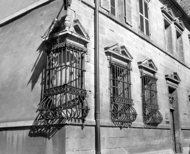 Façade antérieure, détail : baies du rez-de-chaussée, vue de trois quarts gauche. © Yves Sancey / Région Bourgogne-Franche-Comté, Inventaire du patrimoine - 1977