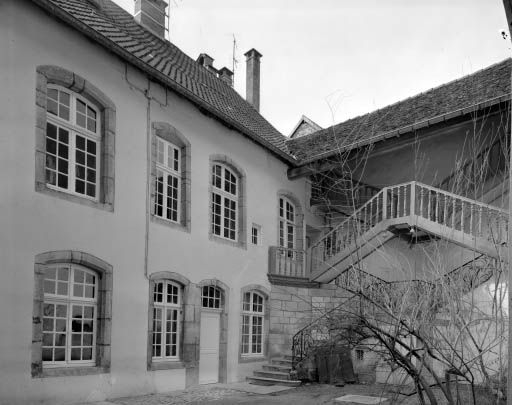 Façade postérieure, vue de trois quarts gauche. © Yves Sancey / Région Bourgogne-Franche-Comté, Inventaire du patrimoine - 1977
