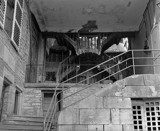 Maison (AB 58) 68 rue Pierre Vernier : escalier sur cour. © Yves Sancey / Région Bourgogne-Franche-Comté, Inventaire du patrimoine - 1977