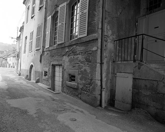 Façade antérieure : le rez-de-chaussée et le sous-sol. © Yves Sancey / Région Bourgogne-Franche-Comté, Inventaire du patrimoine - 1977