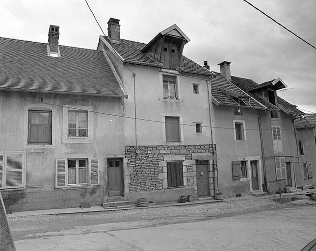 Maisons 6 à 12 rue des Martinets : vue générale. © Yves Sancey / Région Bourgogne-Franche-Comté, Inventaire du patrimoine - 1977