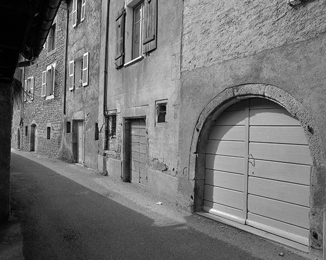 Vue du revers des maisons, côté pair de la rue des Martinets, de droite à gauche 16 à 12. © Yves Sancey / Région Bourgogne-Franche-Comté, Inventaire du patrimoine - 1977