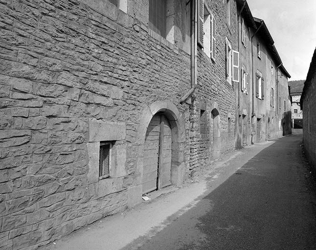 Vue du revers des maisons, côté pair de la rue des Martinets, de gauche à droite 10 à 16. © Yves Sancey / Région Bourgogne-Franche-Comté, Inventaire du patrimoine - 1977
