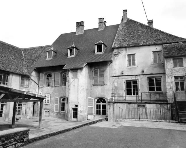 Façade postérieure, vue plus éloignée de trois quarts droit. © Yves Sancey / Région Bourgogne-Franche-Comté, Inventaire du patrimoine - 1977