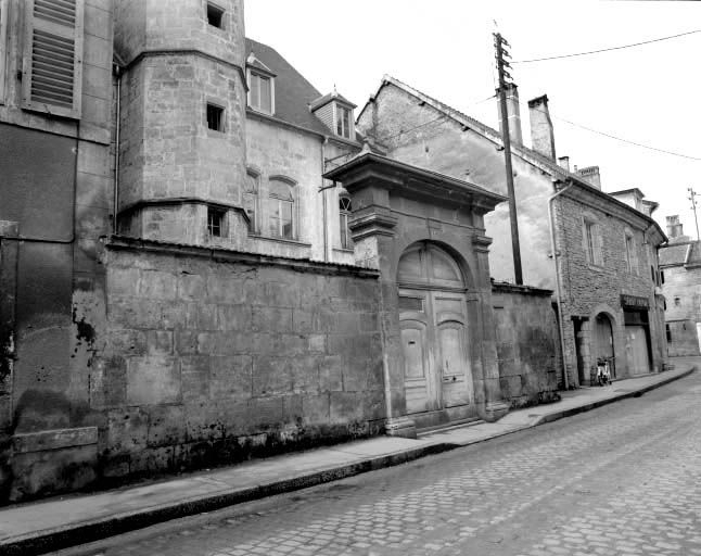 Façade antérieure : portail vu de trois quarts gauche. © Yves Sancey / Région Bourgogne-Franche-Comté, Inventaire du patrimoine - 1977