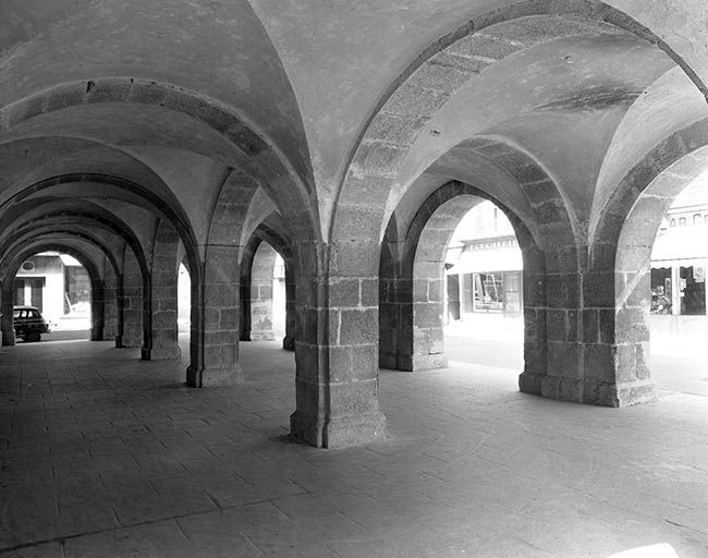 Les anciennes halles, vue de trois quarts. © Yves Sancey / Région Bourgogne-Franche-Comté, Inventaire du patrimoine - 1977 Les anciennes halles, vue de trois quarts. © Yves Sancey / Région Bourgogne-Franche-Comté, Inventaire du patrimoine - 1977
