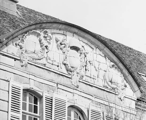 Façade antérieure : le fronton. © Yves Sancey / Région Bourgogne-Franche-Comté, Inventaire du patrimoine - 1977