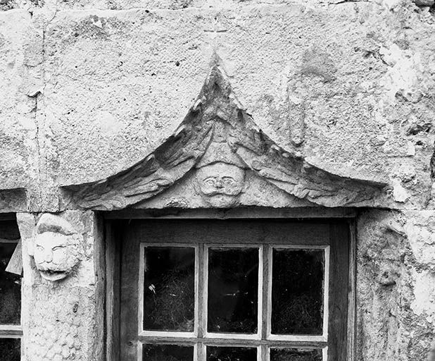 Détail du linteau de la baie gauche du rez-de-chaussée, côté cour. © Yves Sancey / Région Bourgogne-Franche-Comté, Inventaire du patrimoine - 1977