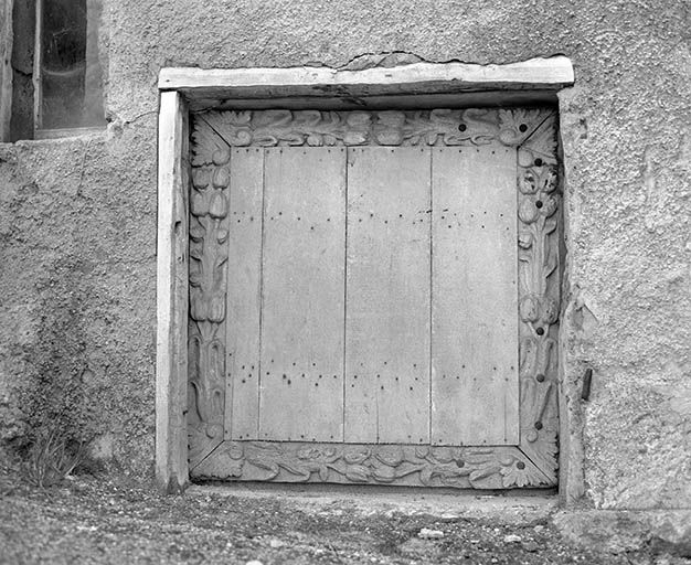 Détail : porte d'entrée de cave. © Yves Sancey / Région Bourgogne-Franche-Comté, Inventaire du patrimoine - 1977