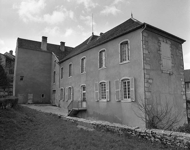 Façade antérieure, vue de trois quarts droit. © Yves Sancey / Région Bourgogne-Franche-Comté, Inventaire du patrimoine - 1977 Façade antérieure, vue de trois quarts droit. © Yves Sancey / Région Bourgogne-Franche-Comté, Inventaire du patrimoine - 1977