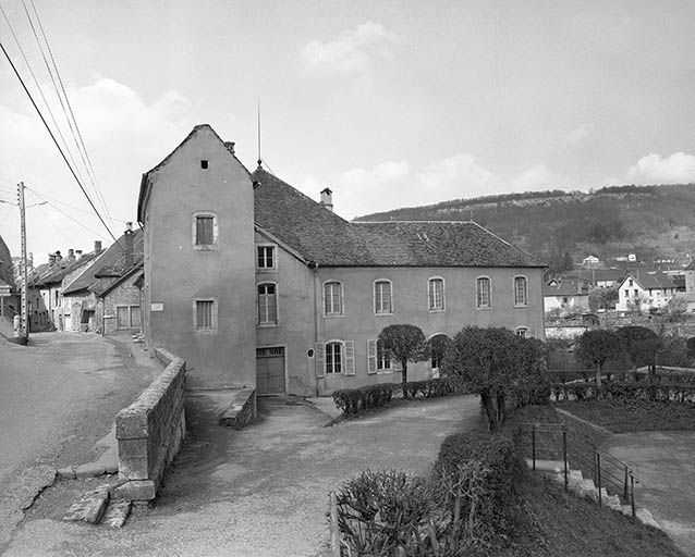 Façade antérieure, vue de trois quarts gauche. © Yves Sancey / Région Bourgogne-Franche-Comté, Inventaire du patrimoine - 1977 Façade antérieure, vue de trois quarts gauche. © Yves Sancey / Région Bourgogne-Franche-Comté, Inventaire du patrimoine - 1977