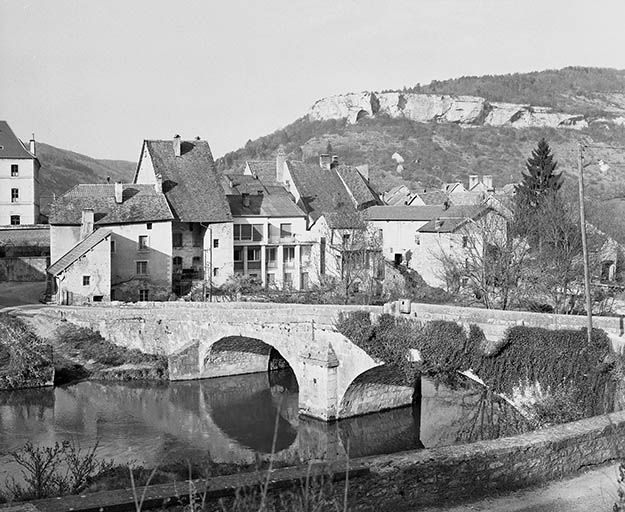 Vue de trois quarts depuis la rive gauche. © Yves Sancey / Région Bourgogne-Franche-Comté, Inventaire du patrimoine - 1977