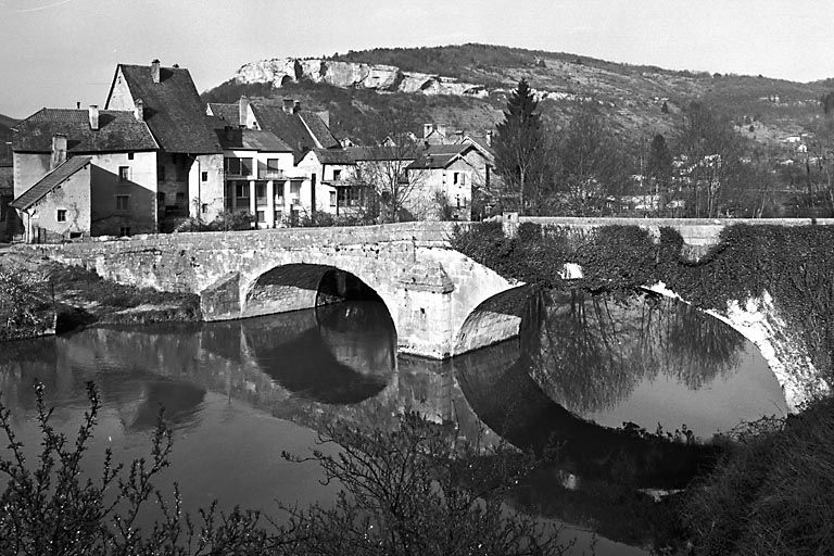 Vue générale de trois quarts depuis la rive gauche. © Yves Sancey / Région Bourgogne-Franche-Comté, Inventaire du patrimoine - 1977
