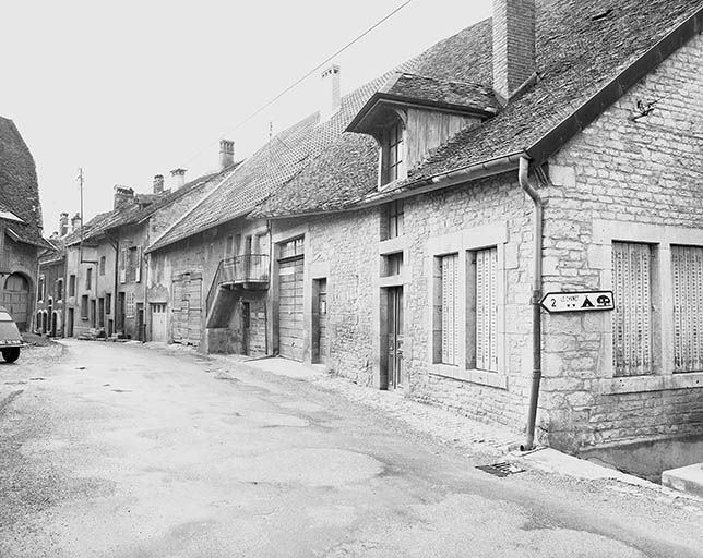 Maisons du côté pair de la rue du Champliman. © Yves Sancey / Région Bourgogne-Franche-Comté, Inventaire du patrimoine - 1977