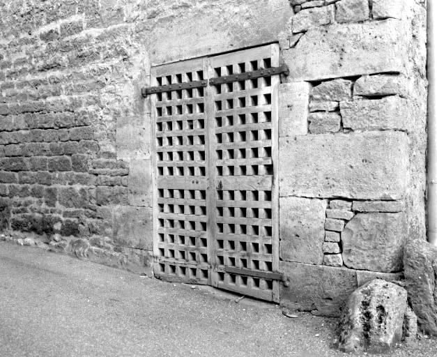 Maison située 1 rue du Champliman : porte d'entrée de la cave. © Yves Sancey / Région Bourgogne-Franche-Comté, Inventaire du patrimoine - 1977