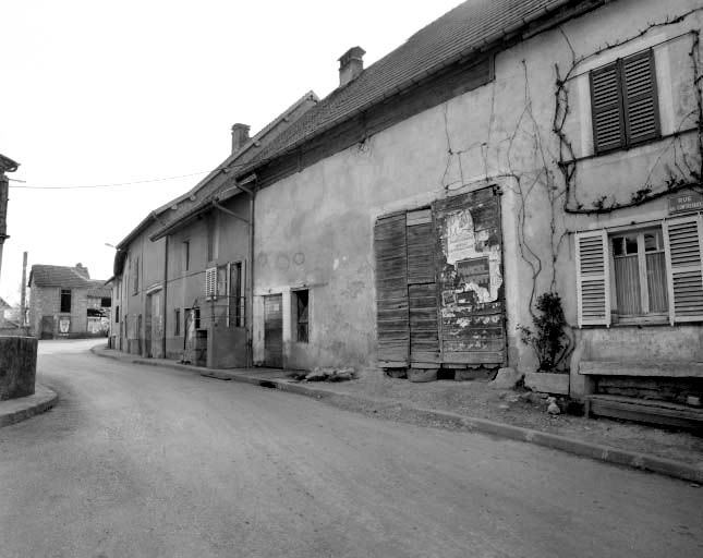 Ferme située 2 rue des Contrevaux. © Yves Sancey / Région Bourgogne-Franche-Comté, Inventaire du patrimoine - 1977