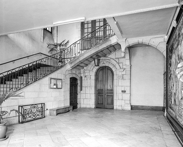 Intérieur : le vestibule vu de trois quarts. © Yves Sancey / Région Bourgogne-Franche-Comté, Inventaire du patrimoine - 1977