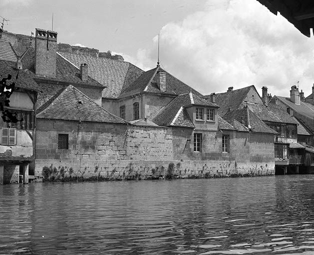 Façade postérieure, vue de trois quarts gauche. © Yves Sancey / Région Bourgogne-Franche-Comté, Inventaire du patrimoine - 1977 Façade postérieure, vue de trois quarts gauche. © Yves Sancey / Région Bourgogne-Franche-Comté, Inventaire du patrimoine - 1977