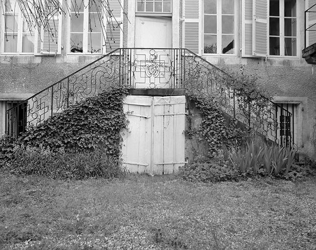 Façade antérieure, escalier vu de face. © Yves Sancey / Région Bourgogne-Franche-Comté, Inventaire du patrimoine - 1977
