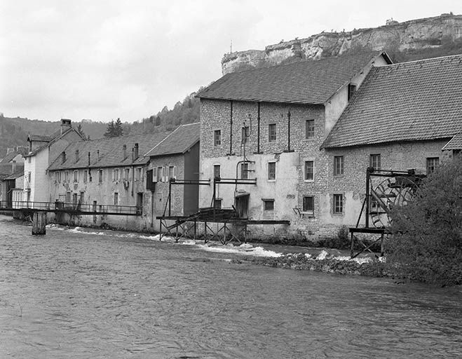 Moulin (AH 81, 82) 16 à 20 rue Jacques-Gervais : vue générale. © Yves Sancey / Région Bourgogne-Franche-Comté, Inventaire du patrimoine - 1977