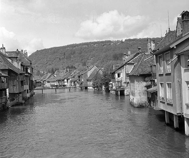 Vue d'ensemble, depuis le grand pont, des maisons situées sur la rive droite de la Loue. © Yves Sancey / Région Bourgogne-Franche-Comté, Inventaire du patrimoine - 1977
