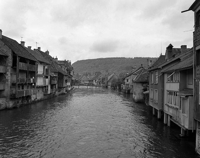 Vue d'ensemble, depuis le grand pont, des maisons situées au bord de la Loue. © Yves Sancey / Région Bourgogne-Franche-Comté, Inventaire du patrimoine - 1977