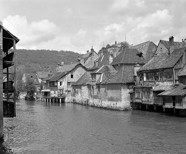 Façades postérieures des maisons de la rue Pierre-Vernier depuis le grand pont. © Yves Sancey / Région Bourgogne-Franche-Comté, Inventaire du patrimoine - 1977