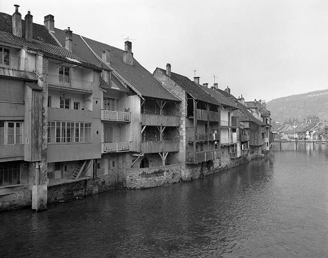 Façades postérieures des maisons de la rue Saint-Laurent depuis le grand pont, vue générale rapprochée. © Yves Sancey / Région Bourgogne-Franche-Comté, Inventaire du patrimoine - 1977