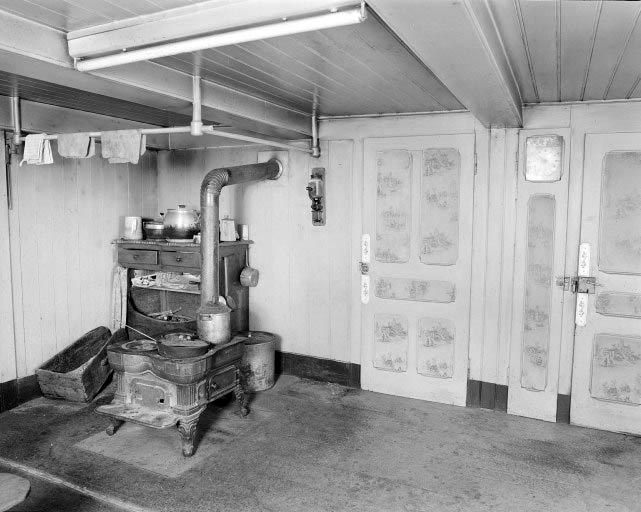 Intérieur : le "poêle". © Yves Sancey / Région Bourgogne-Franche-Comté, Inventaire du patrimoine - 1977 Intérieur : le "poêle". © Yves Sancey / Région Bourgogne-Franche-Comté, Inventaire du patrimoine - 1977