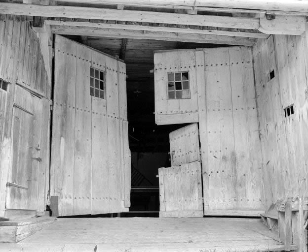 Détail : porte de grange droite, entrouverte. © Yves Sancey / Région Bourgogne-Franche-Comté, Inventaire du patrimoine - 1977