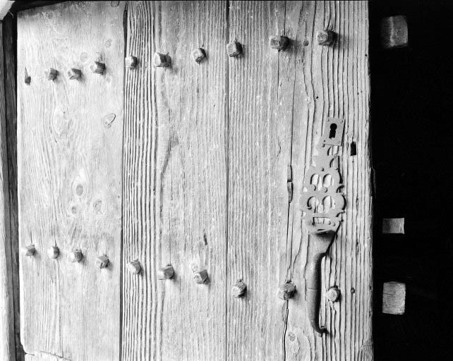 Détail : porte de grange gauche, poignée de porte. © Yves Sancey / Région Bourgogne-Franche-Comté, Inventaire du patrimoine - 1977