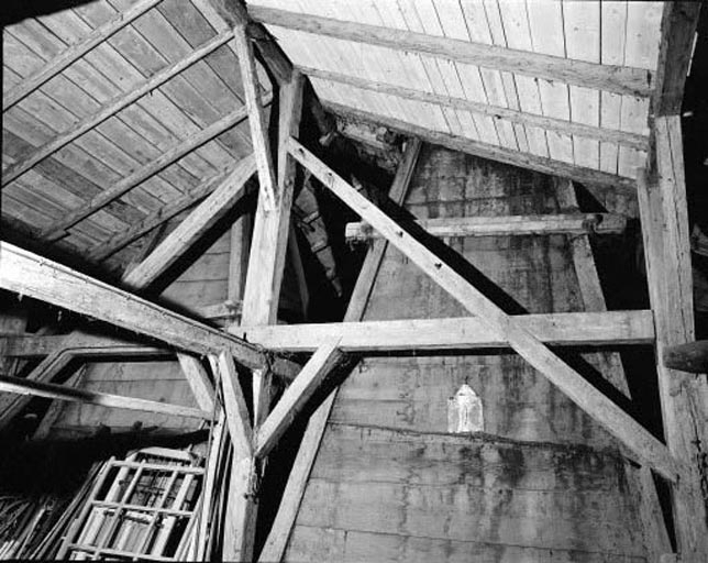 Intérieur : combles, fermes, charpente, hottes des "tués". © Yves Sancey / Région Bourgogne-Franche-Comté, Inventaire du patrimoine - 1977