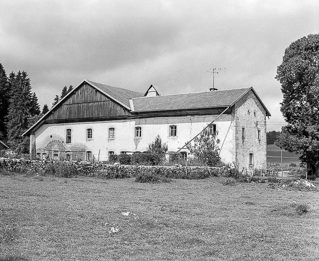 Façades antérieure et latérale droite. © Yves Sancey / Région Bourgogne-Franche-Comté, Inventaire du patrimoine - 1977