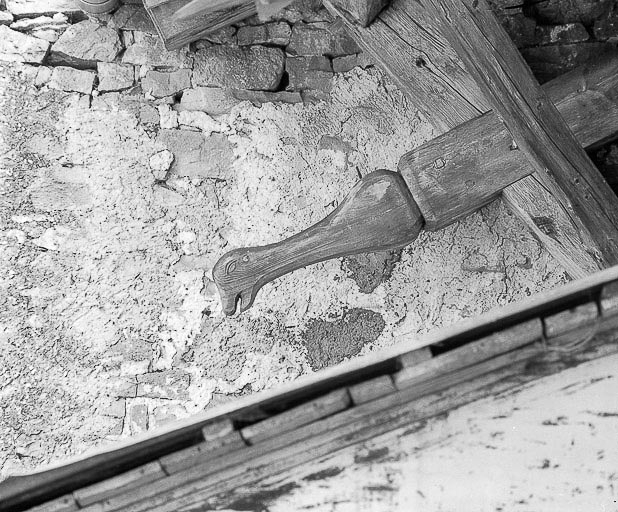 Extrémité d'arbalétriers sculptés. © Yves Sancey / Région Bourgogne-Franche-Comté, Inventaire du patrimoine - 1977