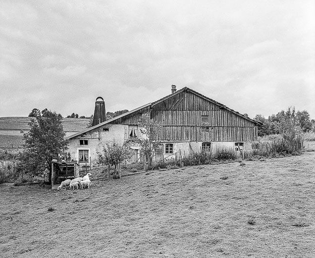Ferme située à Maisons-du-Bois : façade antérieure, vue de face. © Yves Sancey / Région Bourgogne-Franche-Comté, Inventaire du patrimoine - 1977