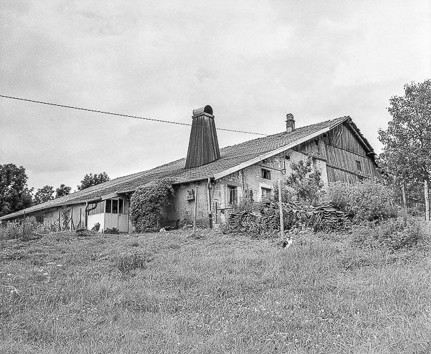 Ferme située à Maisons-du-Bois : façades antérieure et latérale gauche. © Yves Sancey / Région Bourgogne-Franche-Comté, Inventaire du patrimoine - 1977