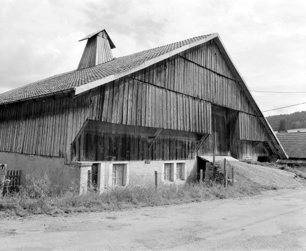 Façade sur rue, vue de trois quarts gauche. © Yves Sancey / Région Bourgogne-Franche-Comté, Inventaire du patrimoine - 1977