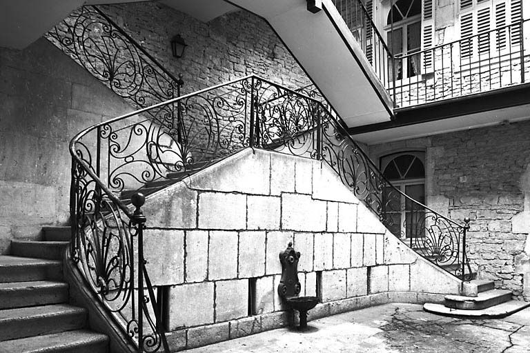 Les deux premiers niveaux de l'escalier sur cour. © Yves Sancey / Région Bourgogne-Franche-Comté, Inventaire du patrimoine - 1977