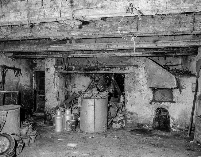 La cheminée et le four au rez-de-chaussée de l'habitation. © Dominique Dominguez / Région Bourgogne-Franche-Comté, Inventaire du patrimoine - 1977