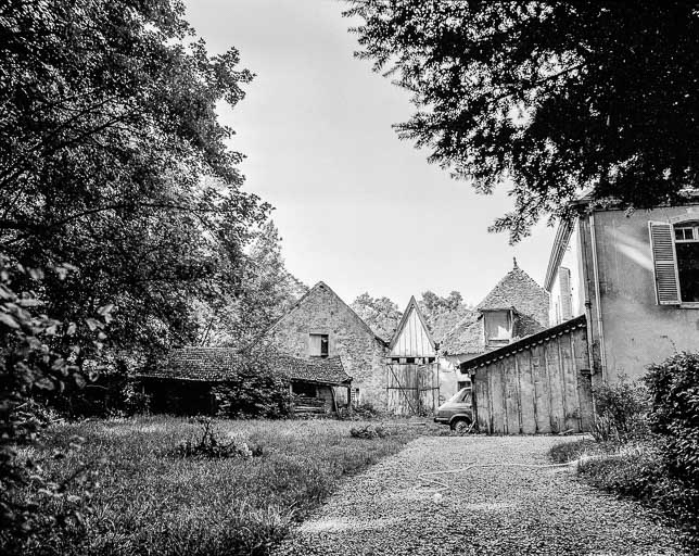 Maison de maître : bâtiments annexes. © Dominique Dominguez / Région Bourgogne-Franche-Comté, Inventaire du patrimoine - 1977
