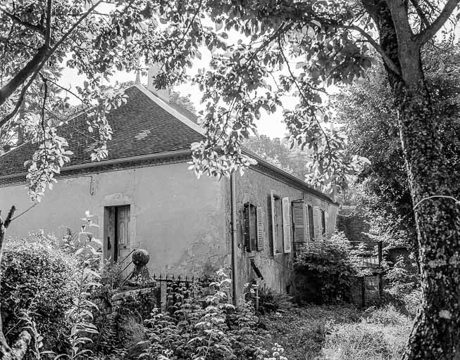 Maison de maître : façade postérieure vue de trois quarts. © Dominique Dominguez / Région Bourgogne-Franche-Comté, Inventaire du patrimoine - 1977